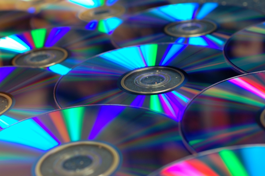 Blank_Recordable_DVD-R_Discs_underside_shallow_focus.jpg