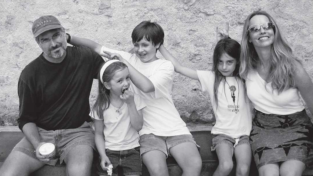 2-steve_jobs_family.jpg